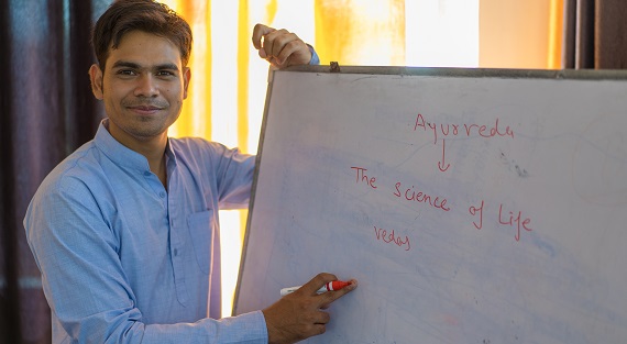Clase de Ayurveda durante formación de yoga en India