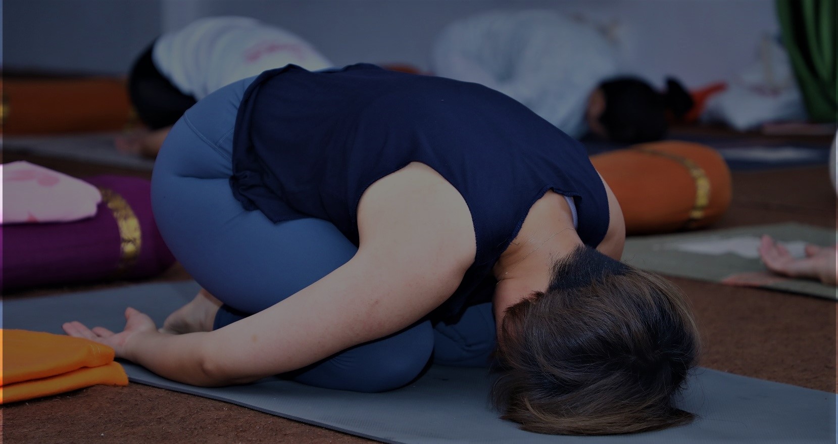 Profesores y estudiantes de yoga en Aatm Yogashala Rishikesh