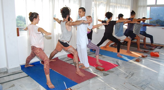 Maestro indio de yoga en Aatm Yogashala