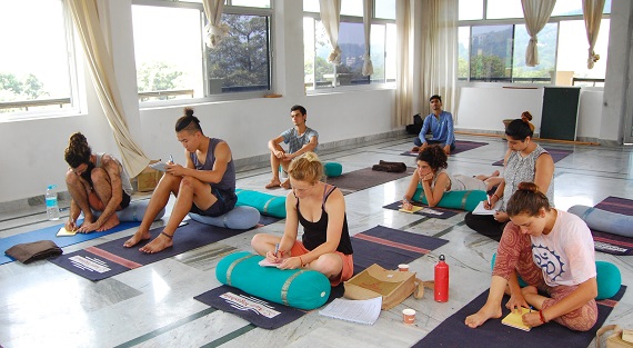 Grupo reducido de estudiantes de yoga en Rishikesh