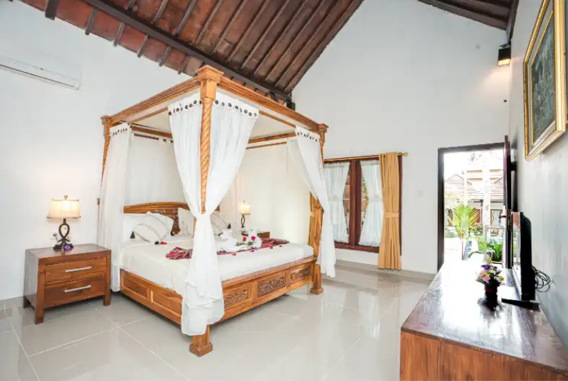 private room with canopy bed at Aatm Yogashala Bali yoga school