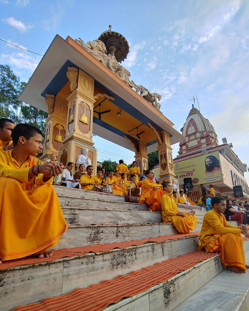 Best yoga ashram in Rishikesh India