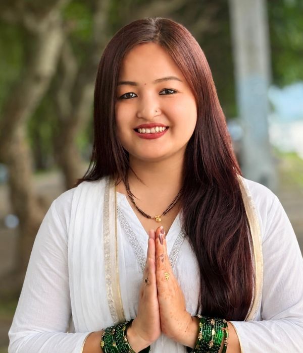 Yogini Kavita Ji teaching online yoga